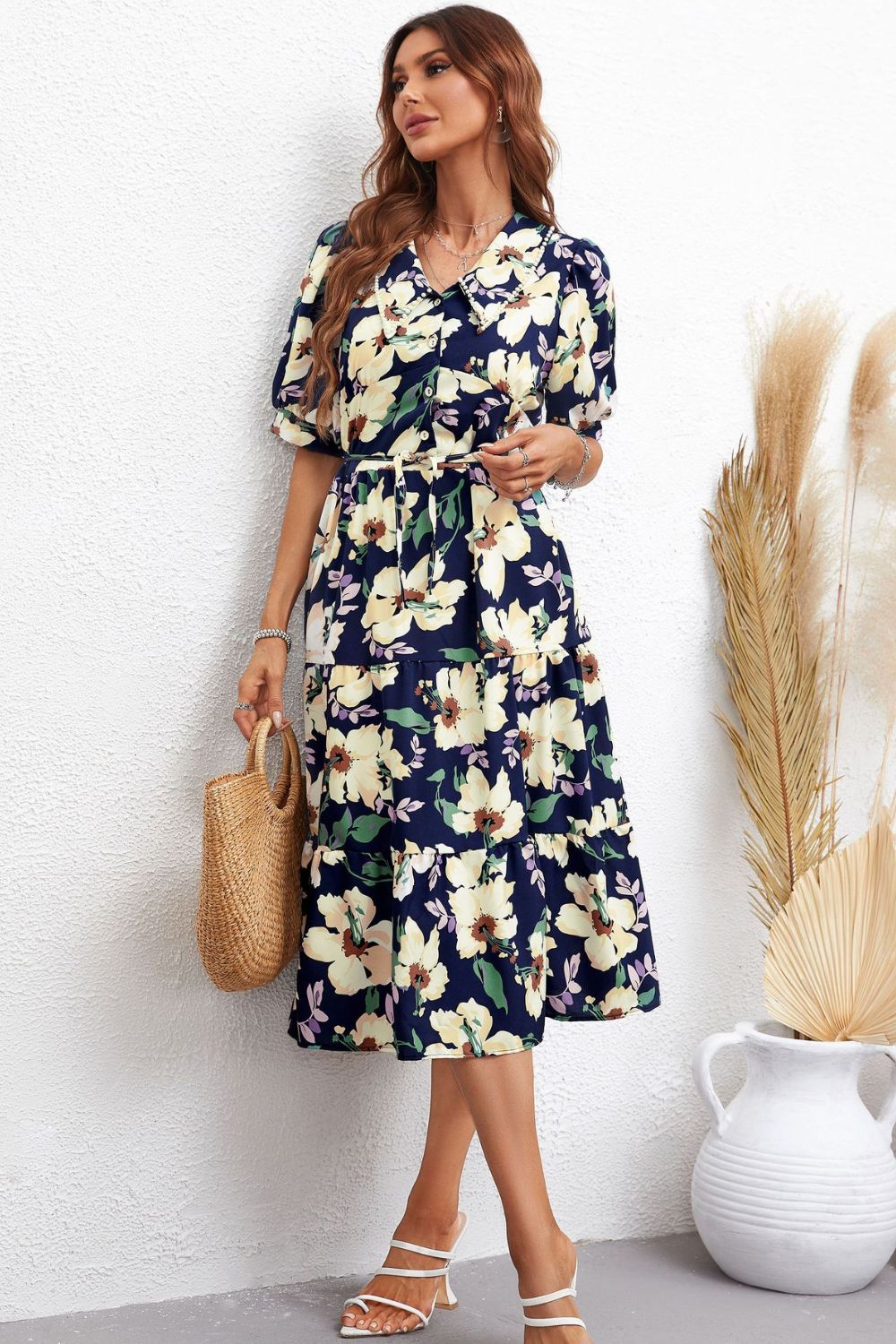 Vestido midi escalonado con cuello floral