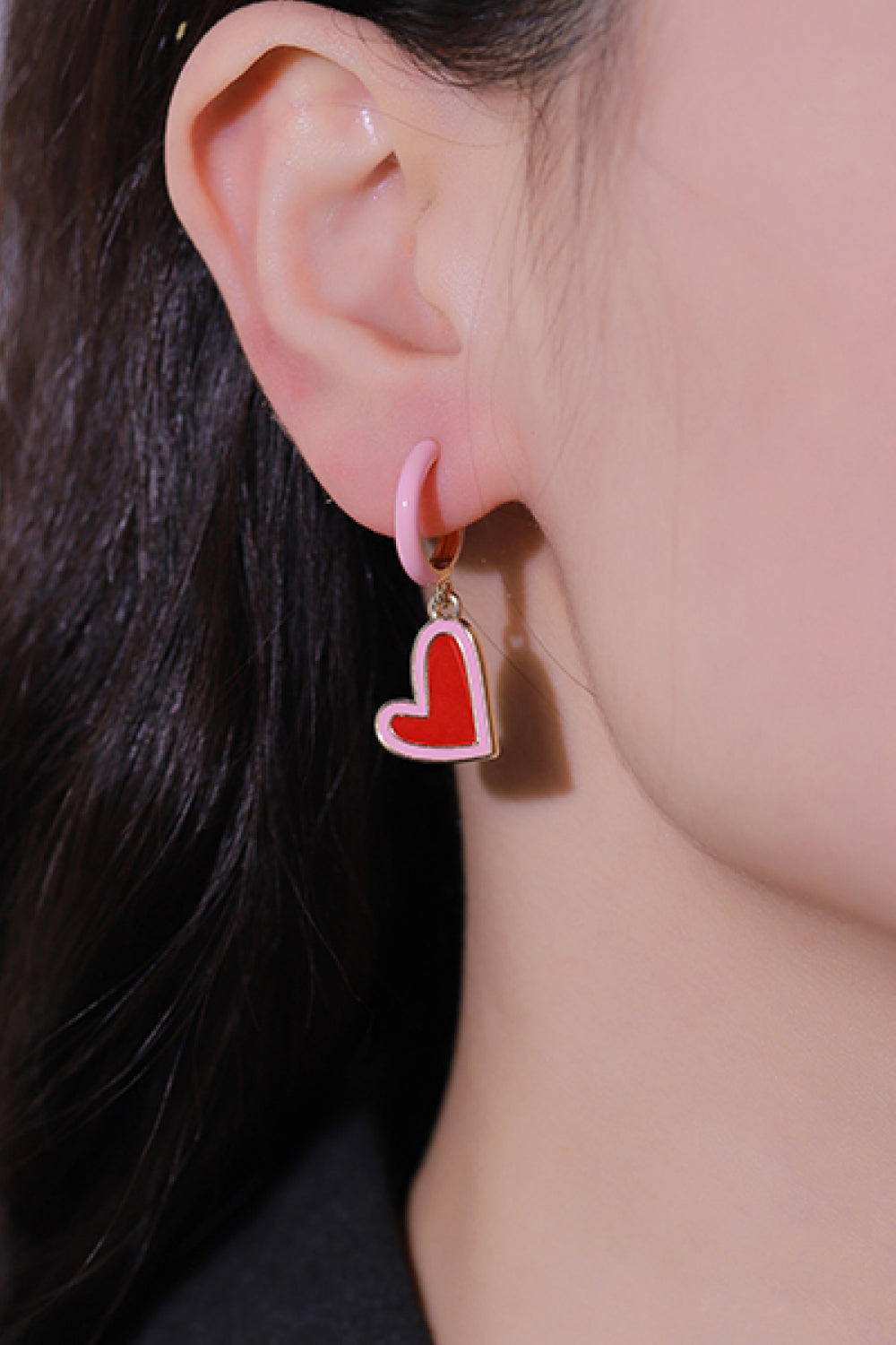 Aretes colgantes en forma de corazón en contraste